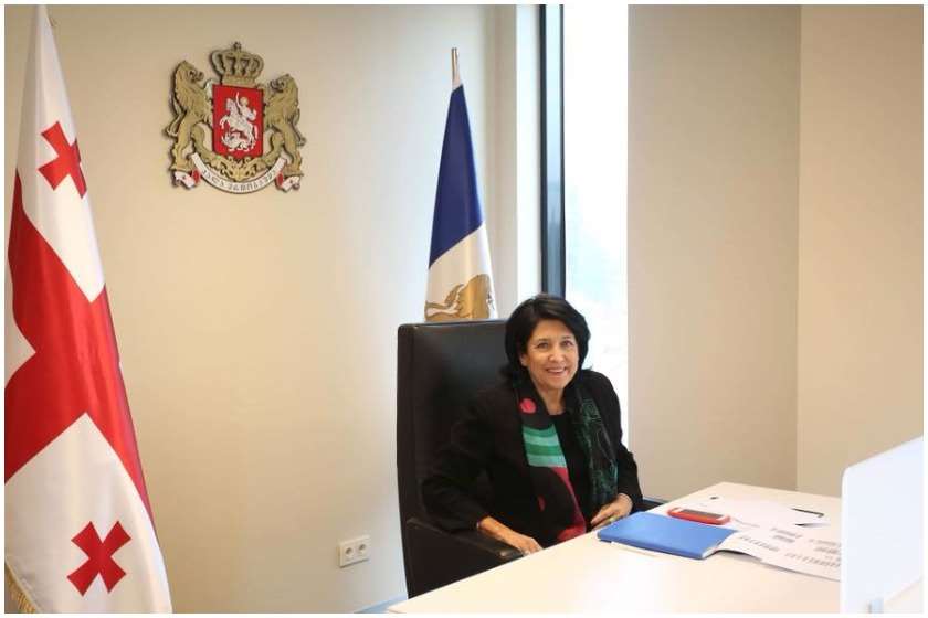 სალომე ზურაბიშვილი პარლამენტში ეკა ბესელიას შეხვდა