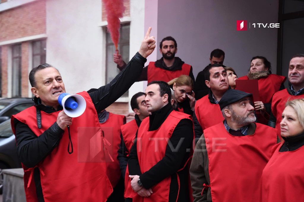 ჩვენ ვიწყებთ მოძრაობას წითელი ჟილეტებით - შალვა ნათელაშვილი