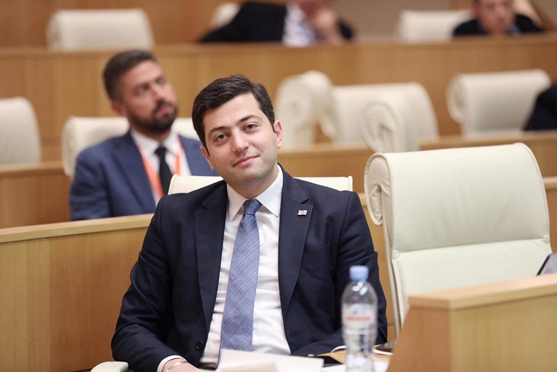 პარლამენტმა სკოლებში ,,დედაენის" დაბრუნების მიზნით მომზადებული კანონპროექტი პირველი მოსმენით მიიღო