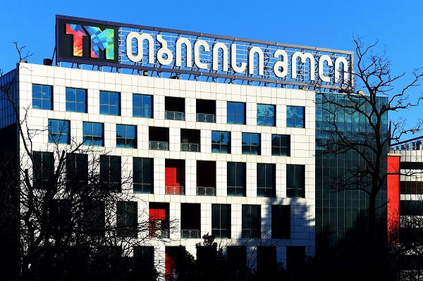 „თბილისი მოლის“ პარკინგზე ავტომანქანა იწვის