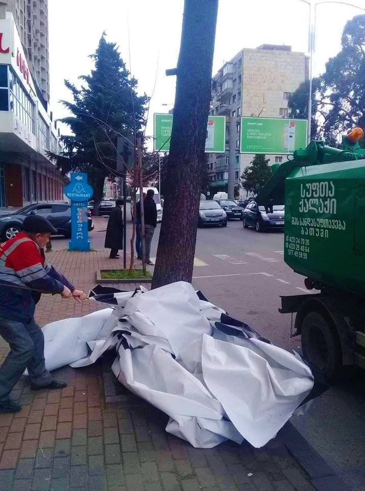 ბათუმში  ძლიერი ქარის შედეგების სალიკვიდაციო სამუშაოები მიმდინარეობს