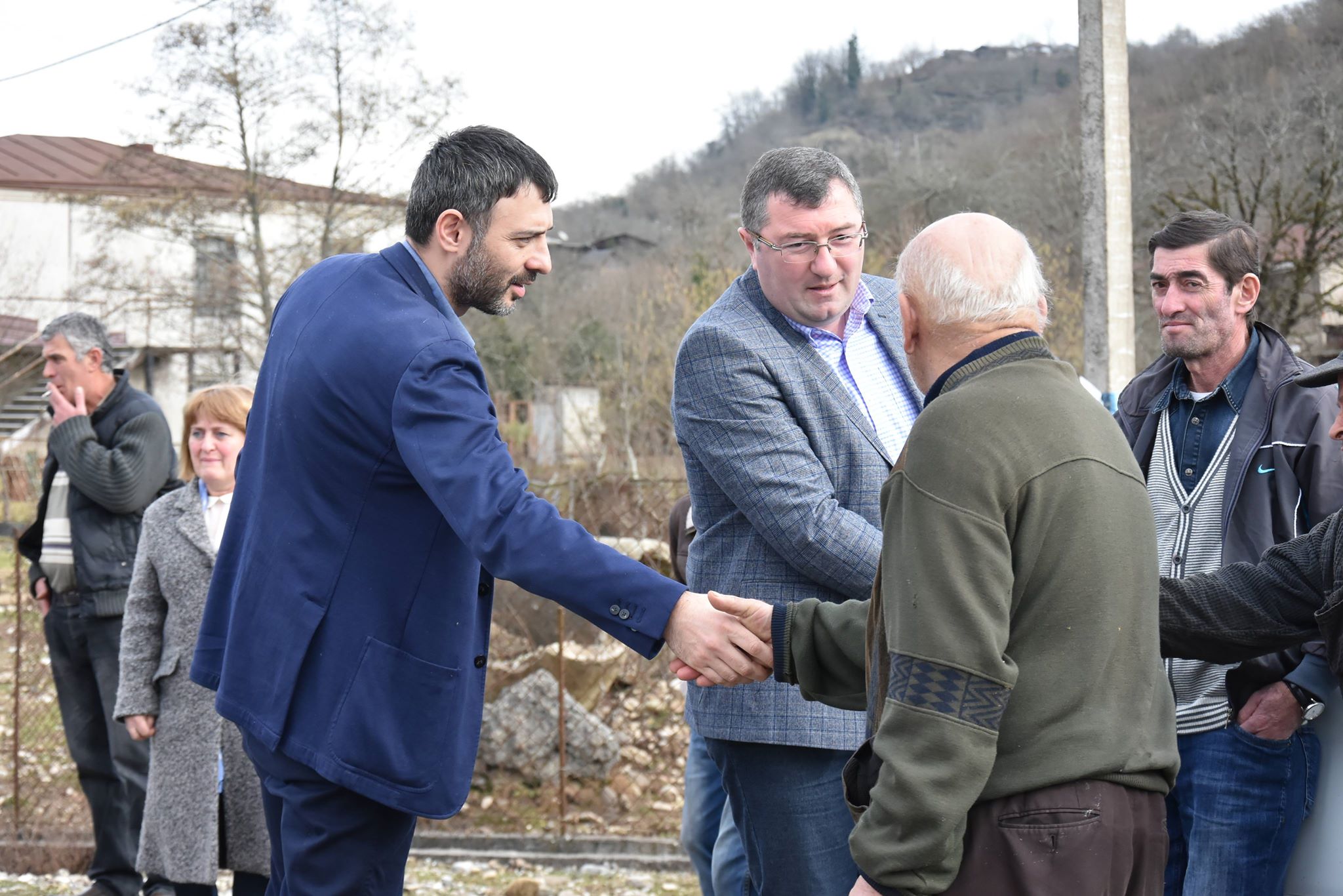 ნიკოლოზ გაგუა აბაშის მუნიციპალიტეტის სოფელ ქოლობანში სოფლის კრებას დაესწრო