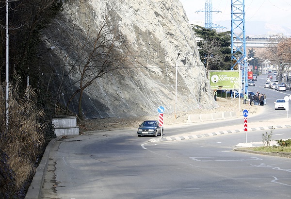 თბილისის მერია დედაქალაქის მასშტაბით ქვათა ცვენისგან დამცავ ბადეებს ამონტაჟებს