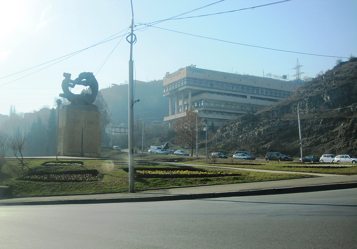 საგზაო პანდუსის მშენებლობასთან დაკავშირებით ამაღამ &quot;ვეფხი და მოყმის&quot; ძეგლიდან დავით აღმაშენებლის ძეგლამდე, საავტომობილო მოძრაობა აიკრძალება