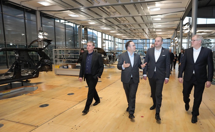 პრემიერ-მინისტრმა დრეზდენში Volkswagen-ის ელექტრომობილების ქარხანა დაათვალიერა