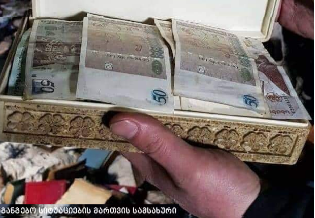 თბილისში, სახლის სხვენზე გაჩენილი ხანძრის ქრობისას, მაშველებმა ზარდახშაში შენახული ფული იპოვეს