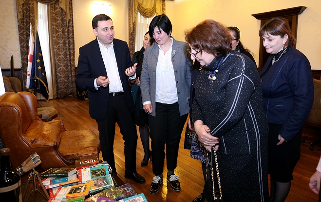 გიორგი ტყემალაძემ სამგორის რაიონში მდებარე სკოლებს საჩუქრად წიგნები გადასცა