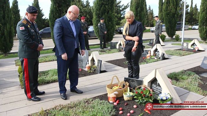 თავდაცვის მინისტრმა გმირების ხსოვნას პატივი მიაგო
