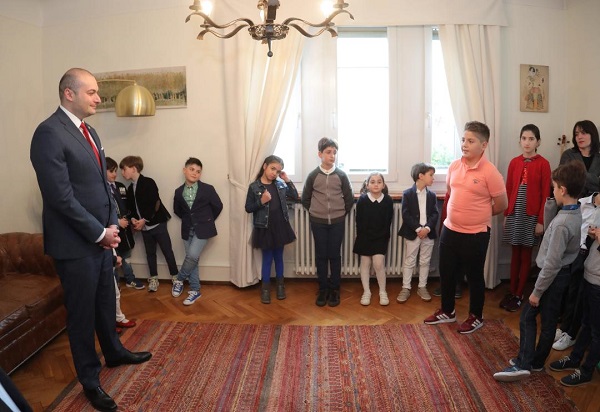 პრემიერ-მინისტრი სტრასბურგში დიასპორის წარმომადგენლებსა და საკვირაო სკოლის მოსწავლეებს შეხვდა