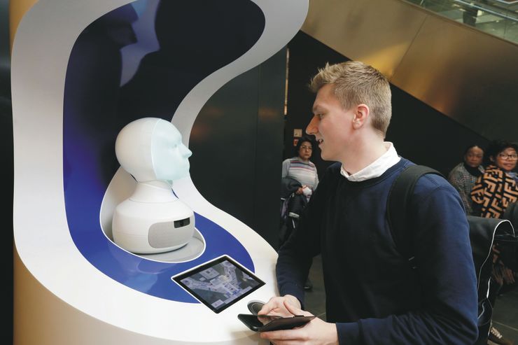 გერმანიის ქალაქ მაინის ფრანკფურტის აეროპორტში მგზავრებს რობოტი ელოდება
