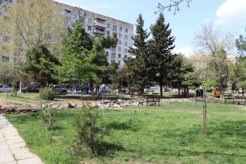 მუხიანის მე-4 ა მიკრორაიონის N1-4  კორპუსებთან სკვერის რეაბილიტაცია დაიწყო