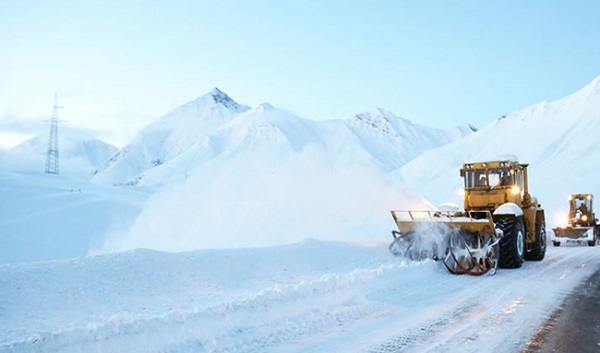 გუდაურში თოვლში ჩარჩენილი ავტობუსის 20 მგზავრი დახმარებას ითხოვს