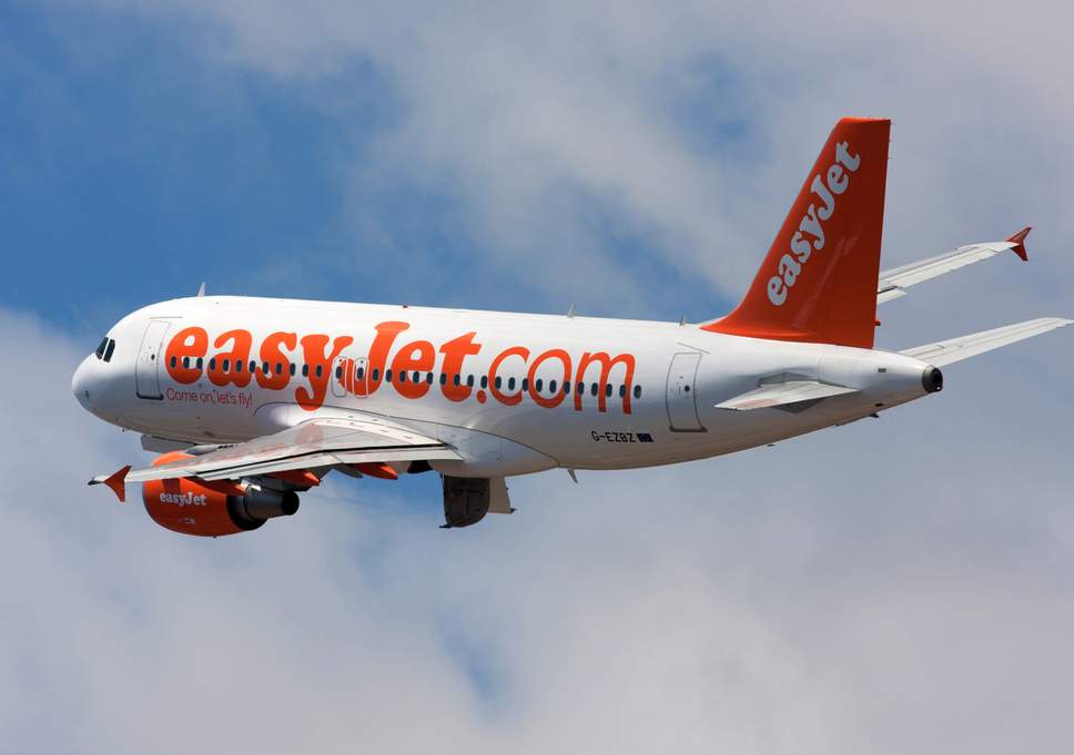 easyJet-ის მგზავრმა ფრენისას გადმოხტომა სცადა