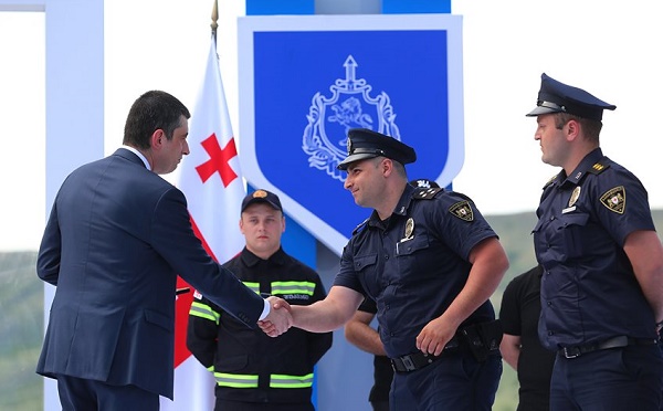 გიორგი გახარიამ, პოლიციის დღესთან დაკავშირებით ჩატარებულ საზეიმო ღონისძიებაზე სამინისტროს გამორჩეული მომსახურეები პირადად დააჯილდოვა