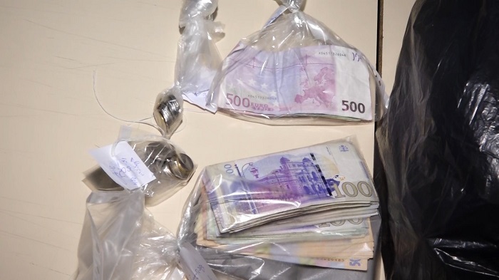 პოლიციამ თბილისში დიდი ოდენობით ყალბი ფულის გასაღების ფაქტზე 2 პირი დააკავა