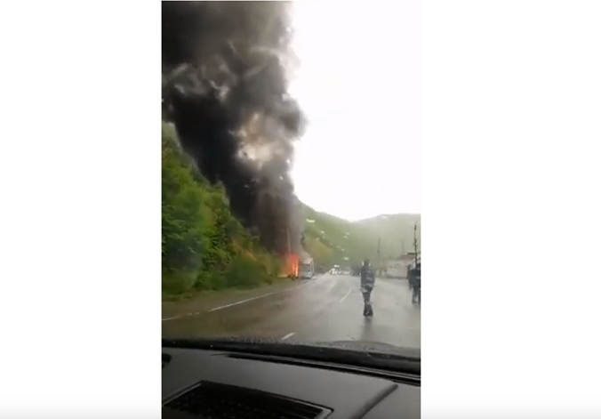 თურქეთში მიმავალ ავტობუსს რიკოთის უღელტეხილზე ცეცხლი გაუჩნდა | ვიდეო