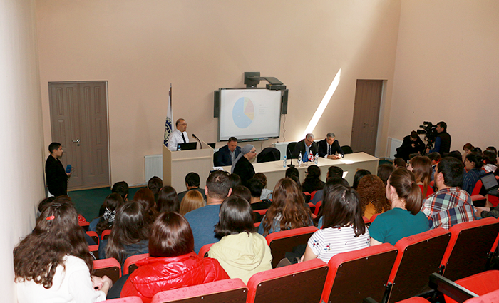 კობა გვენეტაძე გორის სახელმწიფო უნივერსიტეტის სტუდენტებს შეხვდა