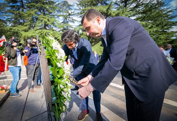 საკრებულოს თავმჯდომარემ, დეპუტატებთან ერთად, უცნობი ჯარისკაცის საფლავი გვირგვინით შეამკო
