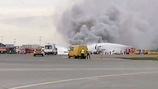 მოსკოვში, შერემეტევოს აეროპორტში თვითმფრინავს ცეცხლი გაუჩნდა | ვიდეო
