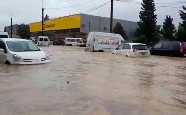 თბილისში რამდენიმე უბანში ძლიერი წვიმის გამო ქუჩები და საცხოვრებელი სახლები დაიტბორა