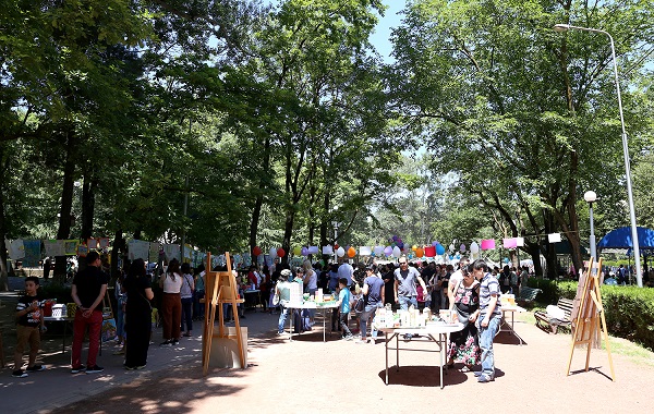 საკრებულოს სახელდების და სიმბოლიკის კომისიამ ბავშვთა დაცვის დღესთან დაკავშირებით გამოფენა მოაწყო