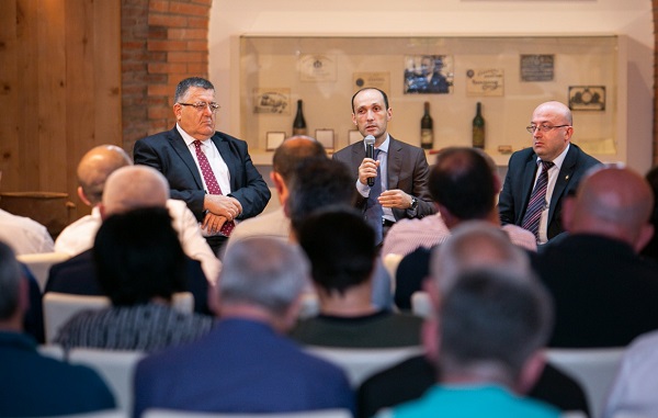ლევან დავითაშვილი ღვინის ინდუსტრიის წარმომადგენლებს შეხვდა