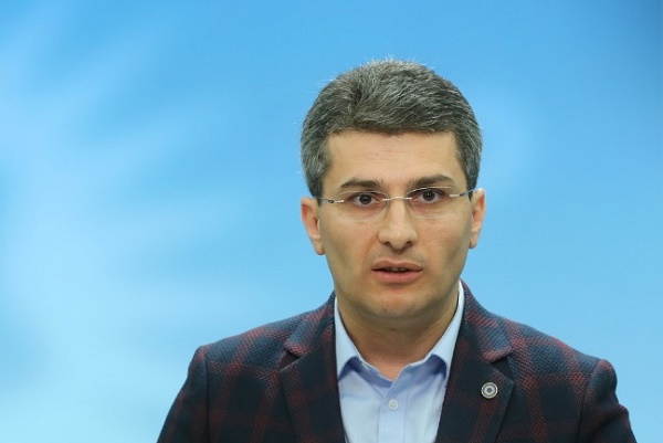 მე ვიყავი პირადად ის ადამიანი, ვინც გიჟივით მოვვარდი ამ დარბაზში და, უმრავლესობის ლიდერთან შეთანხმებით, იმ წამსვე ჩავშალე სხდომა - მდინარაძე