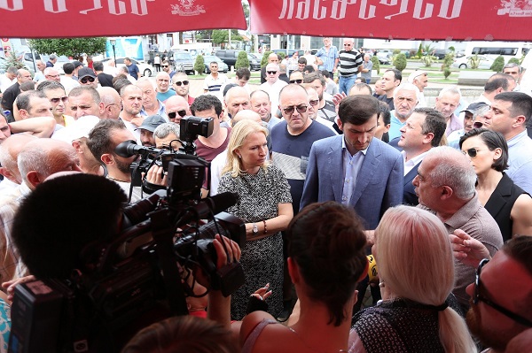 ნათია თურნავა ქობულეთში მცირე და საშუალო სასტუმროების მფლობელთა აქციის მონაწილეებს შეხვდა