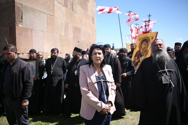 პრეზიდენტმა მოსახლეობას წმინდა ნინოს საქართველოში შემოსვლის დღე ფოკას მამათა მონასტრიდან მიულოცა