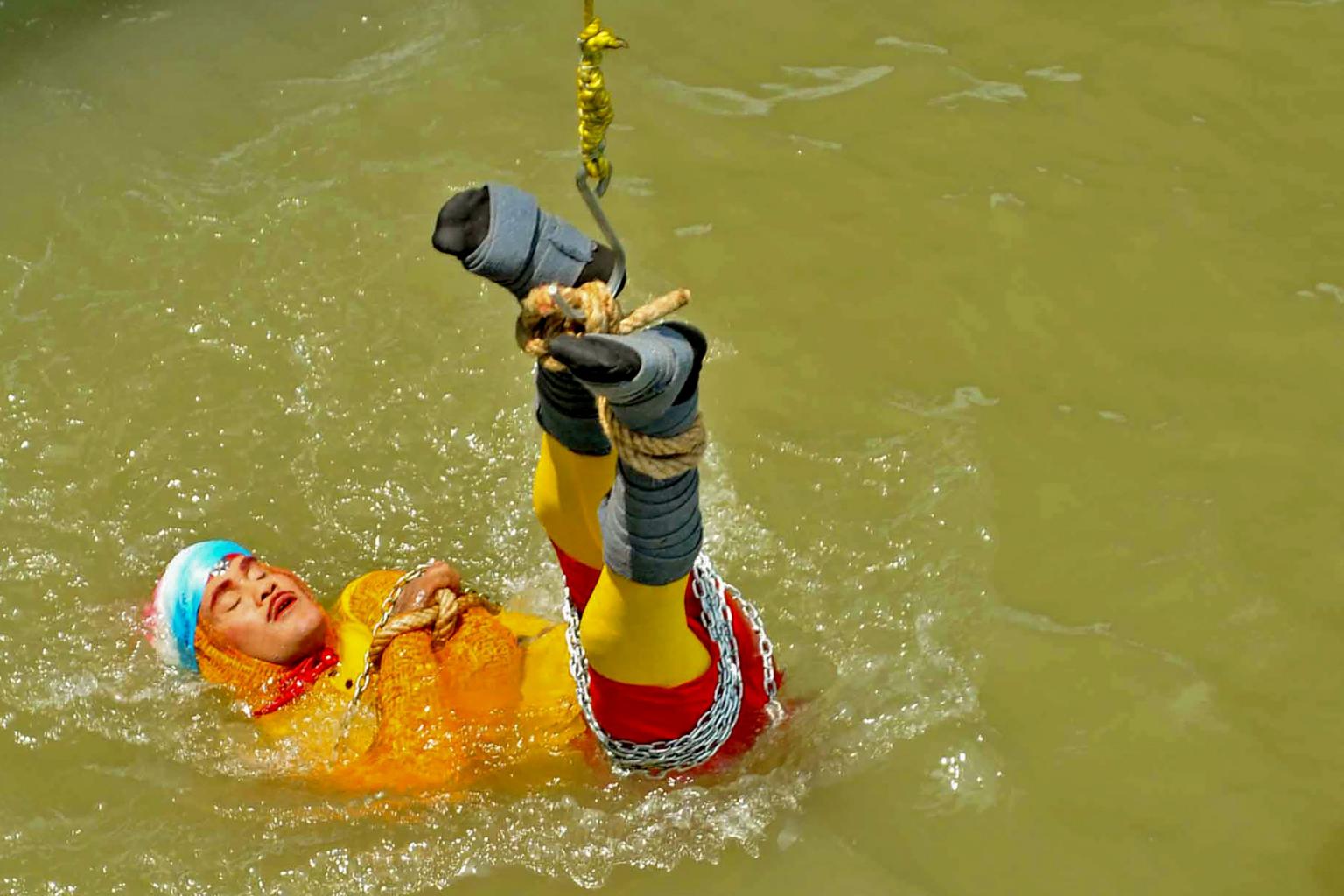 ინდოელი ილუზიონისტი, რომელიც წყალში ჯაჭვებით დაბმული ჩავიდა დაიღუპა