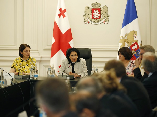 პრეზიდენტი ქვეყანაში შექმნილ ვითარებასთან დაკავშირებით დიპლომატიურ კორპუსს შეხვდა