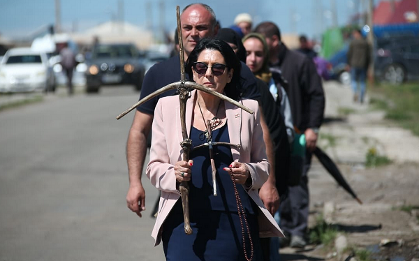 საქართველოს პრეზიდენტმა წმინდა ნინოს გზის ნაწილი ჯვრით ხელში გაიარა