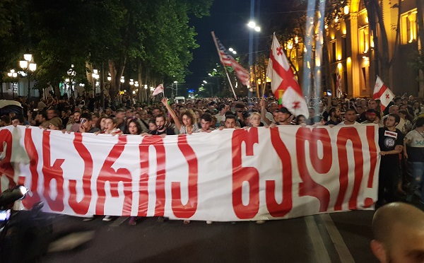 აქციის მონაწილეები რუსთაველიდან ბიძინა ივანიშვილის ბიზნესცენტრისკენ მსვლელობას მართავენ