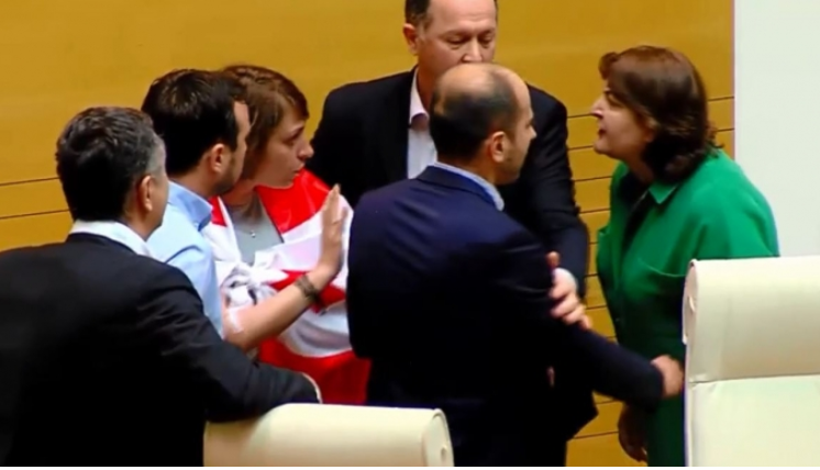 პატრიოტთა ალიანსი რუს დეპუტატებს იცავს და ოპოზიციას პროვოკაციაში ადანაშაულებს