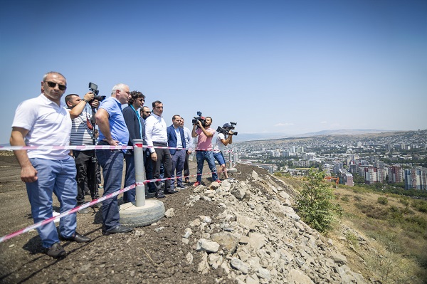 მარშალ გელოვანის გამზირისა და მუხრან მაჭავარიანის ქუჩის დამაკავშირებელი ახალი გზის მშენებლობა დაიწყო
