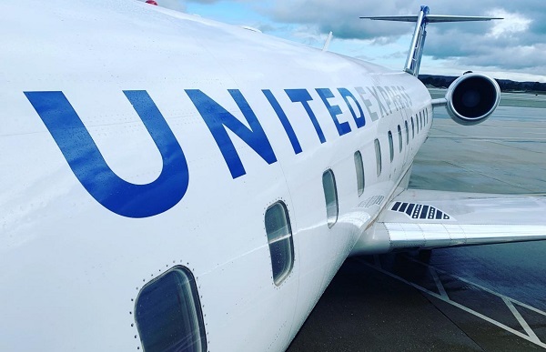 United Airlines-ის პერსონალმა, მოზარდი, რომელიც დამოუკიდებლად მოგზაურობდა, სხვა თვითმფრინავში ჩასვა