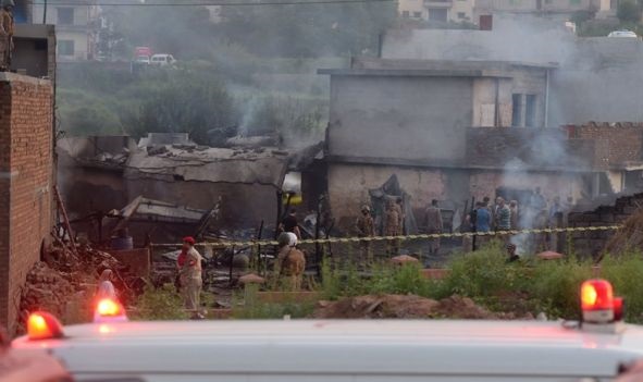 პაკისტანში სამხედრო თვითმფრინავი სახლს დაეჯახა, დაიღუპა 17 ადამიანი