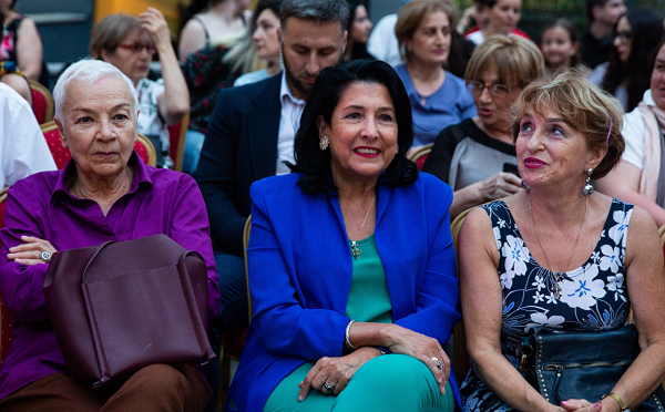 სალომე ზურაბიშვილის მოდის დიზაინის მიმართულების სტუდენტების სადიპლომო ნამუშევრების ჩვენებას დაესწრო