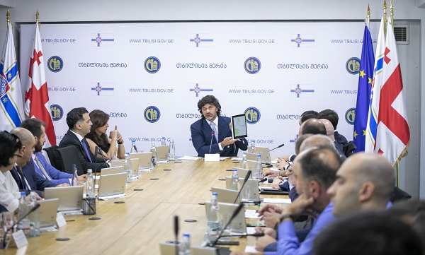 დედაქალაქის მერმა კახეთის გზატკეცილის სათადარიგო ზოლების უხარისხოდ შესრულებული სარეაბილიტაციო სამუშაოების გამო კონტრაქტორი კომპანიები გააკრიტიკა