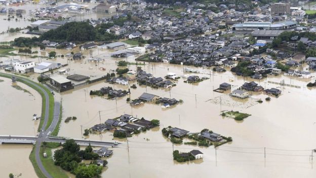 იაპონიაში გადაუღებელ წვიმებს 3 ადამიანი ემსხვერპლა, 800.000-მა კი სახლი დატოვა 