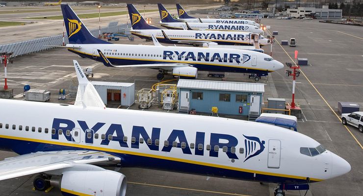 Ryanair-მა თანამშრომლებს განუცხადა, რომ 500 პილოტით და 400 ეკიპაჟის წევრით მეტი ჰყავს ვიდრე ესაჭიროება