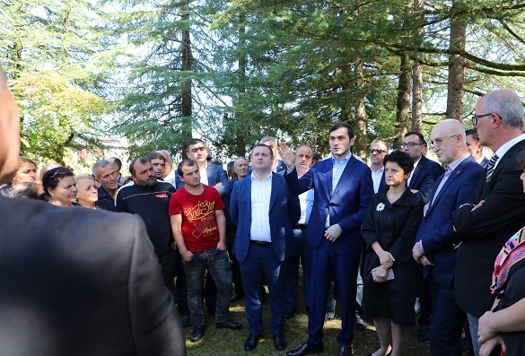 ღია შეხვედრების ფარგლებში ქობულეთის  მოსახლეობას თეა წულუკიანი და თორნიკე რიჟვაძე შეხვდნენ