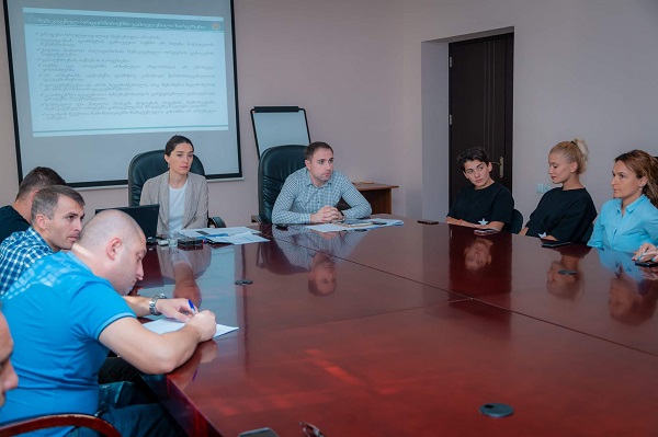 ადამიანის უფლებათა დაცვისა და გამოძიების ხარისხის მონიტორინგის დეპარტამენტის თანამშრომლები მართლწესრიგის ოფიცრებს ოჯახში ძალადობისა და სექსუალური შევიწროების თემებზე ტრენინგს უტარებენ