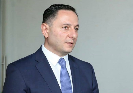 როცა ვარ პოლიციელი,  მაქვს იარაღი და ვხედავ, რომ ადამიანი მესვრის, უფლება მაქვს ამოვიღო იარაღი - სახელმწიფო აძლევს მას იარაღს და გამოყენების უფლებას - ვახტანგ გომელაური