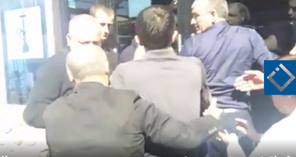 ქობულეთის სანაპიროზე კაფის მეპატრონე თვითდაზიანებით იმუქრება