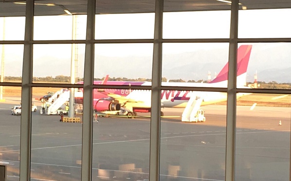 wizzair-ი ქუთაისიდან რომის მიმართულებით რეისს ვერ ასრულებს - მგზავრები კომპენსაციას ითხოვენ