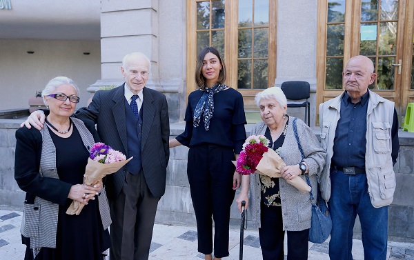 თინათინ ნიბლოშვილი ხანდაზმულთა პანსიონატის ბენეფიციარ წყვილებს შეხვდა