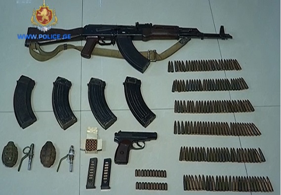 პოლიციამ თბილისში უკანონო ცეცხლსასროლი იარაღი ამოიღო