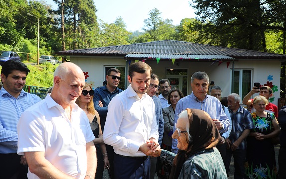 თორნიკე რიჟვაძე აღმასრულებელი და საკანონმდებლო ხელისუფლების წარმომადგენლებთან ერთად ხელვაჩაურის მოსახლეობას შეხვდა