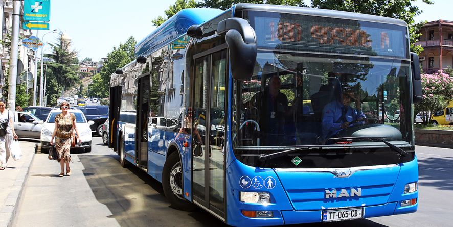 თბილისში, პეკინის გამზირზე N51 ხაზე მოძრავი ავტობუსი არასრულწლოვანს დაეჯახა